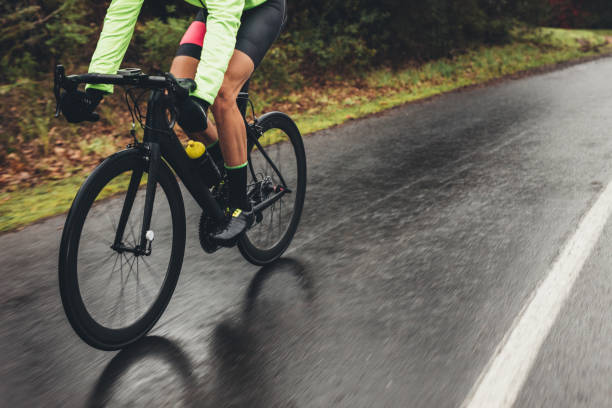 radfahrer-training im freien an einem regnerischen tag - racing bicycle cycling professional sport bicycle stock-fotos und bilder