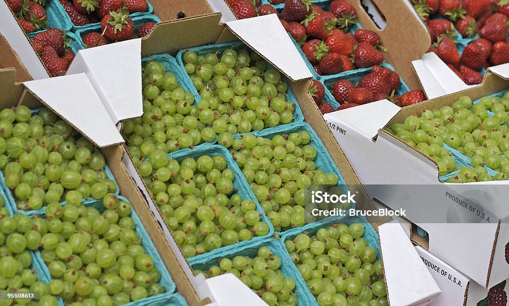 Gooseberries und Erdbeeren auf die Farmer's Market - Lizenzfrei Bauernmarkt Stock-Foto