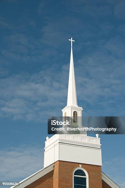 Белый Церковь Башня Со Шпилем — стоковые фотографии и другие картинки Башня со шпилем - Башня со шпилем, Без людей, Белый