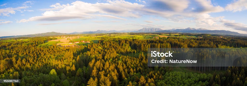 Aerial Panorama: Bayerische Landschaft bei Sonnenuntergang im Frühling - Lizenzfrei Alpen Stock-Foto