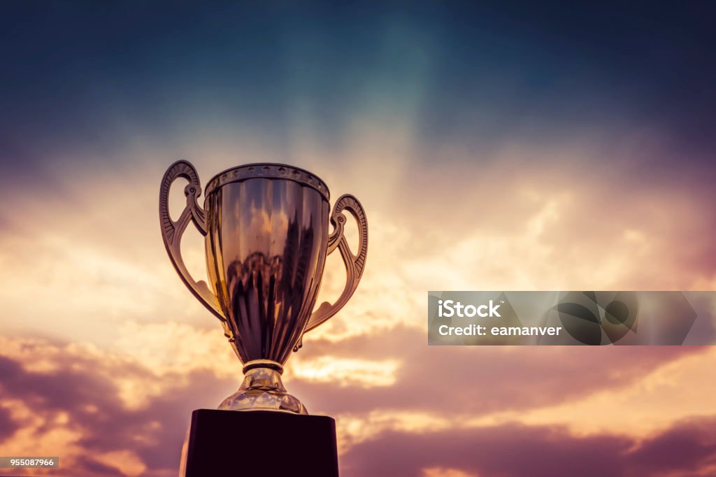 Trofeo de ganador en el fondo de cielo - Foto de stock de Premio libre de derechos