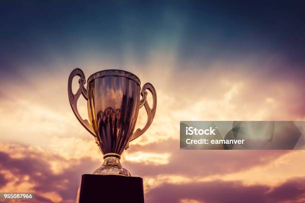 Trofeo De Ganador En El Fondo De Cielo Foto de stock y más banco de imágenes de Premio - Premio, Ganar, Éxito