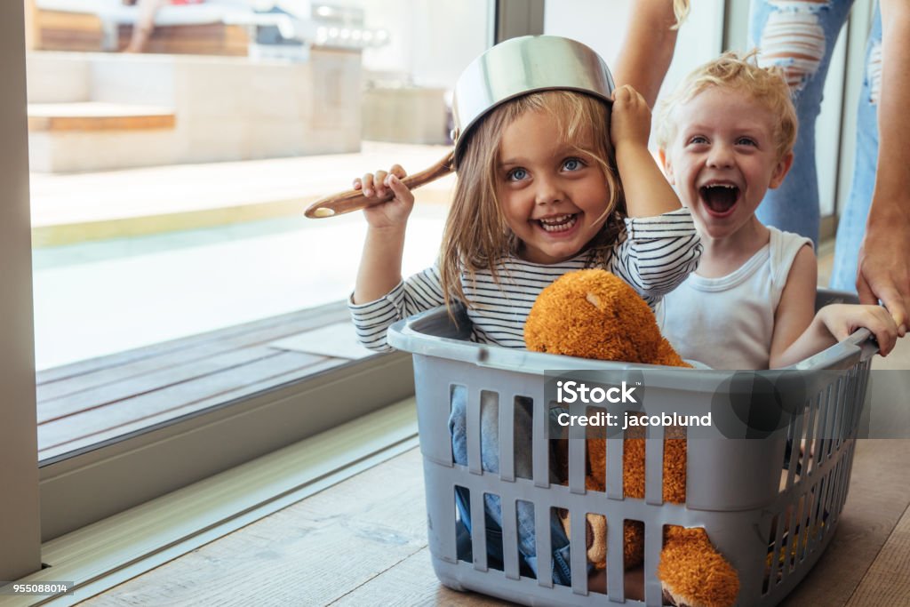 Kinder Fahrten in einen Wäschekorb - Lizenzfrei Kind Stock-Foto