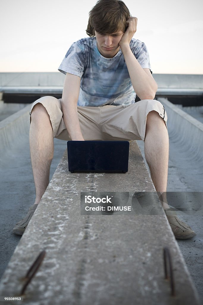 젊은 남자의 netbook - 로열티 프리 넷북 스톡 사진