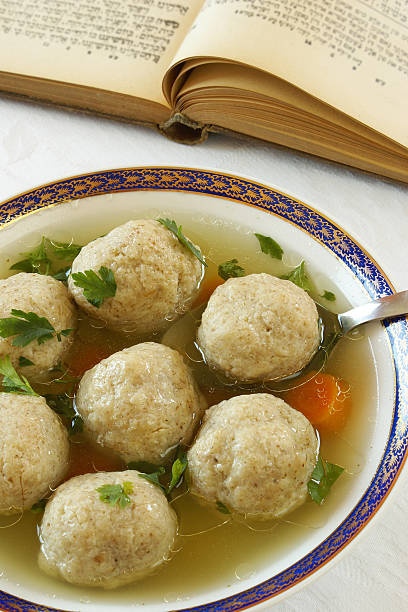 маца (matzah) мячей суп - matzo ball soup food studio shot vertical стоковые фото и изображения