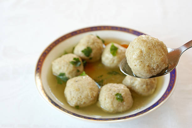 matzo (matzah) pelotas sopa - matzo soup passover judaism fotografías e imágenes de stock