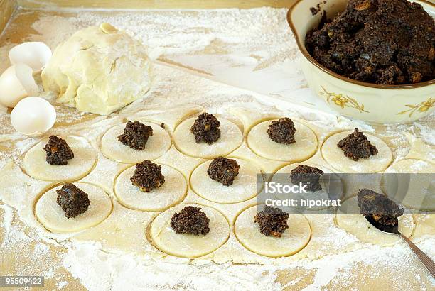 Photo libre de droit de Préparer Les Cookies Hamantashen Avec Une Graine De Pavot banque d'images et plus d'images libres de droit de Adar