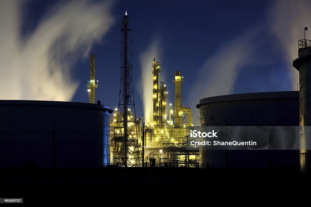 Raffineria di petrolio con serbatoi di carburante - Foto stock royalty-free di Acciaio