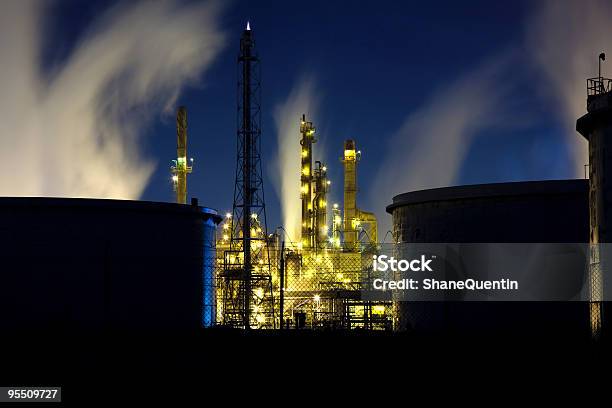 Raffineria Di Petrolio Con Serbatoi Di Carburante - Fotografie stock e altre immagini di Acciaio - Acciaio, Ambientazione esterna, Arrugginito