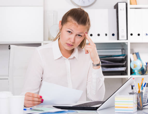 istock Young woman is having complicated issue with project 955106382
