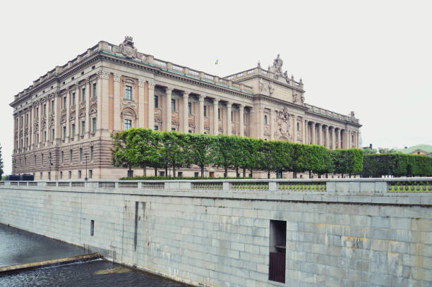 budynek parlamentu szwecji zbudowany w stylu neoklasycystycznym, z wyśrodkowaną barokową fasadą w stylu odrodzenia, położoną na prawie połowie wyspy helgeandsholmen, w gamla stan, dzielnicy starego miasta w centrum sztokholmu - sveriges helgeandsholmen zdjęcia i obrazy z banku zdjęć