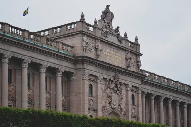 budynek parlamentu szwecji zbudowany w stylu neoklasycystycznym, z wyśrodkowaną barokową fasadą w stylu odrodzenia, położoną na prawie połowie wyspy helgeandsholmen, w gamla stan, dzielnicy starego miasta w centrum sztokholmu - sveriges helgeandsholmen zdjęcia i obrazy z banku zdjęć