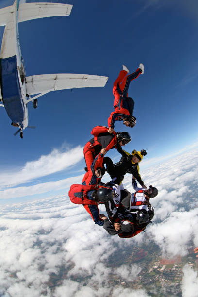 parachutisme en chute libre - skydiving air aerial view vertical photos et images de collection