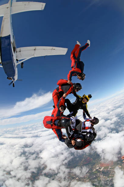 skoki spadochronowe - skydiving air aerial view vertical zdjęcia i obrazy z banku zdjęć