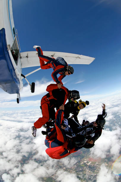 parachutisme en chute libre - skydiving air aerial view vertical photos et images de collection