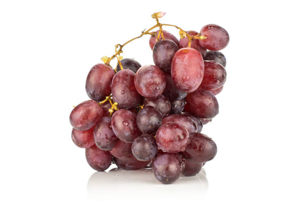 сырой свежий красный глобус винограда изолированы на белом - vinifera стоковые фото и изображения