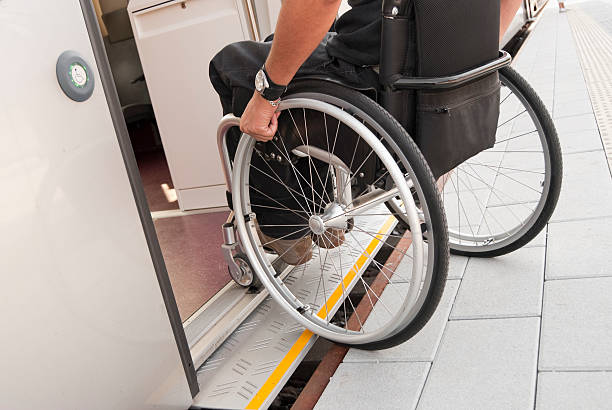 accesibilidad - physical impairment wheelchair disabled accessibility fotografías e imágenes de stock