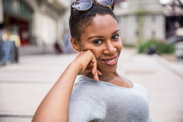 istock Relaxed woman having a city break in downtown Chicago 955120850