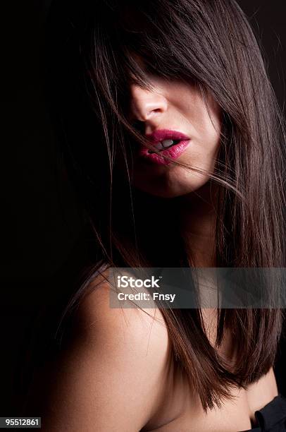 Niski Klucz Portret Młodego Sexy Kobieta - zdjęcia stockowe i więcej obrazów 20-24 lata - 20-24 lata, 20-29 lat, Brązowe włosy