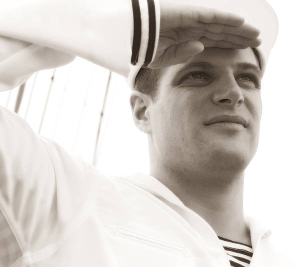 orgoglioso marinaio - saluting sailor armed forces men foto e immagini stock