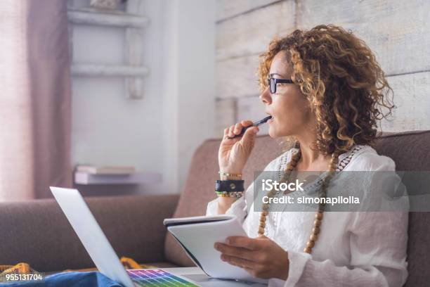 Nette Frau Typ Auf Einem Laptop Arbeiten Zu Hause Frei Und Glücklich Denken Außerhalb Suchen Stockfoto und mehr Bilder von Betrachtung