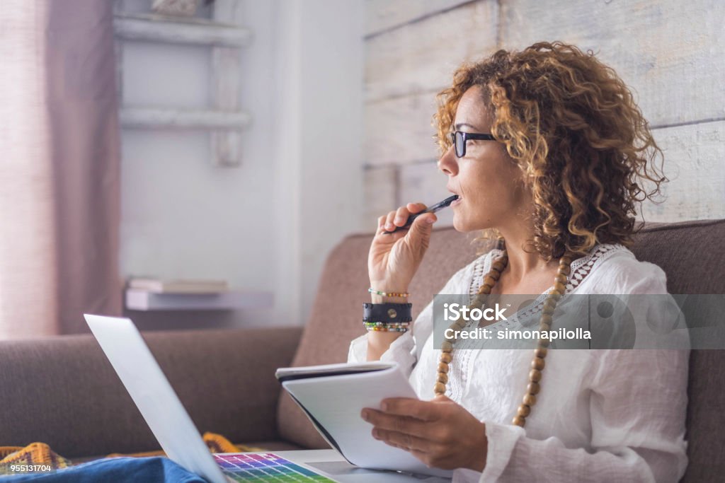 belle femme type sur un ordinateur portable de travail à la maison libre et heureux. vous cherchez à l’extérieur de la pensée - Photo de Contemplation libre de droits