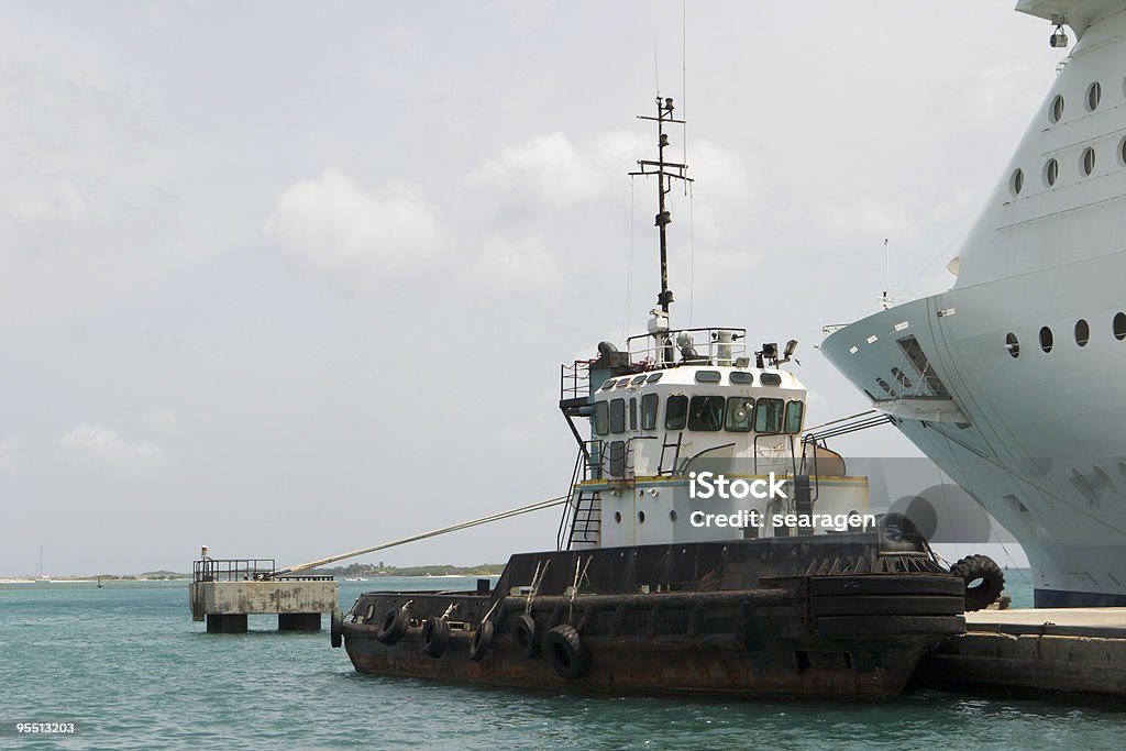 Remolcador y crucero - Foto de stock de Agua libre de derechos