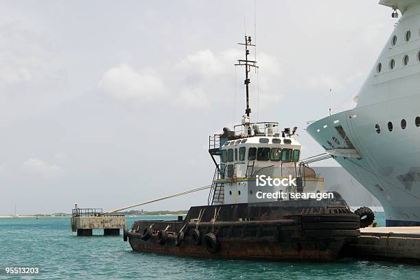 Remolcador Y Crucero Foto de stock y más banco de imágenes de Agua - Agua, Aire libre, Azul