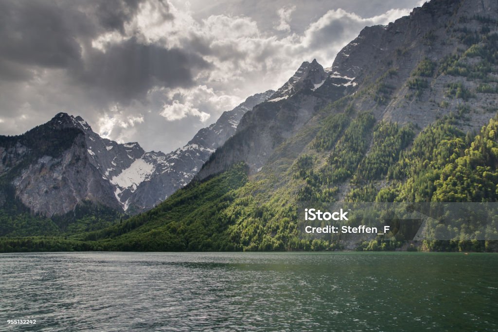 Bergen an einem See - Lizenzfrei Grau Stock-Foto