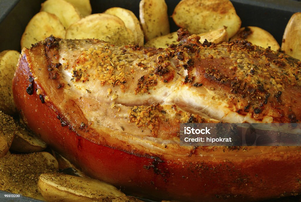Porc rôti avec potatos jambe - Photo de Ail - Légume à bulbe libre de droits