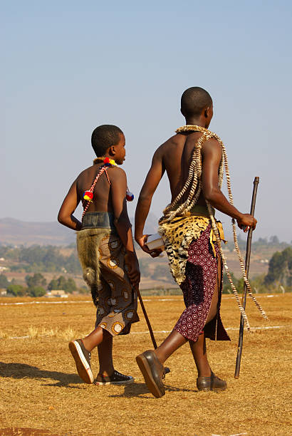 swazi garçon avec des costumes traditionnels cours de danse des roseaux 2007 - swaziland photos et images de collection