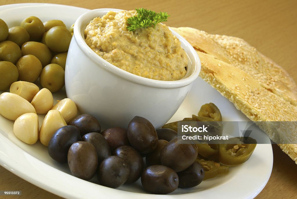 Hummus mit eingelegten Oliven, Knoblauch und chillies - Lizenzfrei Aufstrich Stock-Foto
