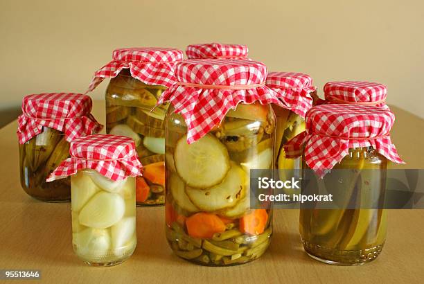 Jarros De Pickles - Fotografias de stock e mais imagens de Alho - Alho, Pepino de Sabor a Funcho, Alimentação Saudável