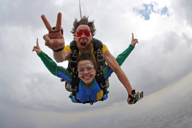 felicità tandem skydive - skydiving parachuting extreme sports airplane foto e immagini stock