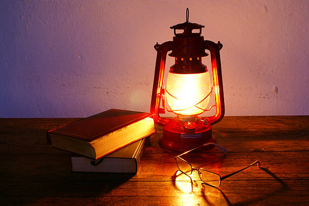 livros e parafina luz - oil lantern imagens e fotografias de stock