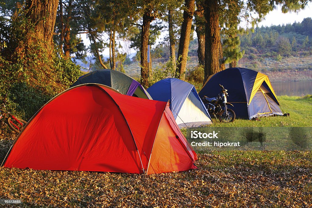 Colorido tendas no site acampamento ao pôr do sol - Royalty-free Acampar Foto de stock