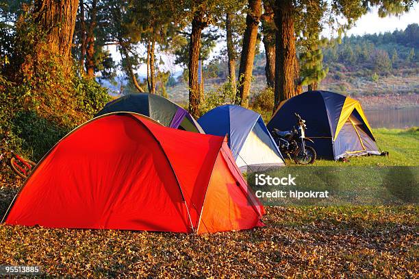 Colorido Tendas No Site Acampamento Ao Pôr Do Sol - Fotografias de stock e mais imagens de Acampar - Acampar, Ao Ar Livre, Atividade Recreativa