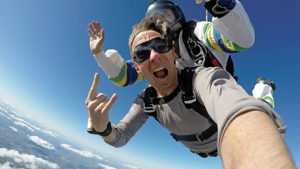 skydive tandem selfie - skydiving tandem parachute parachuting imagens e fotografias de stock