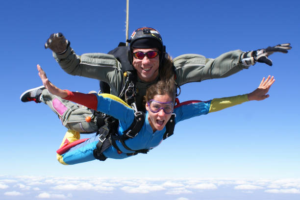 skydive tandem pretty woman - airplane sky extreme sports men imagens e fotografias de stock