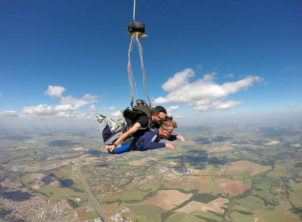 skydiving tandem opening parachute - parachuting open parachute opening imagens e fotografias de stock