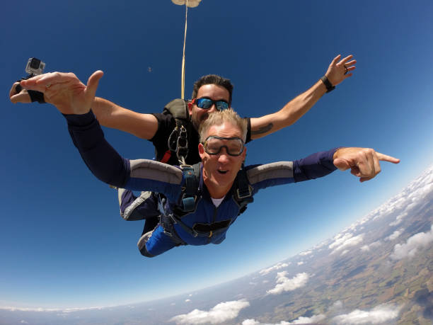 тандем пр�ыжков с парашютом - airplane sky extreme sports men стоковые фото и изображения
