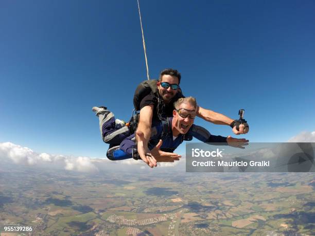 Fallschirmspringen Tandem Sonnenbrillen Stockfoto und mehr Bilder von Fallschirmsport - Fallschirmsport, Alter Erwachsener, Männer