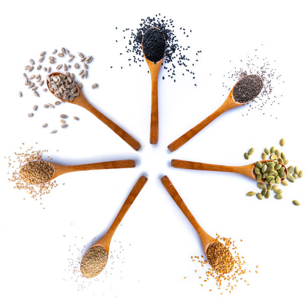 composición de cucharas con semillas sobre fondo blanco - quinoa sesame chia flax seed fotografías e imágenes de stock