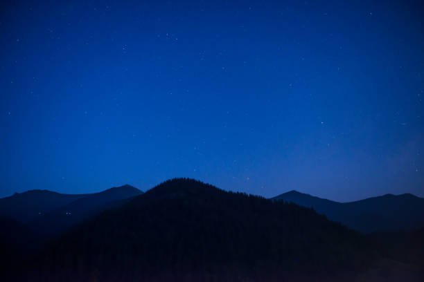 istock Silhouette of mountain range at night 955140824