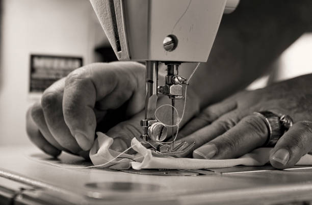 cucito da donne anziane - manual worker sewing women tailor foto e immagini stock