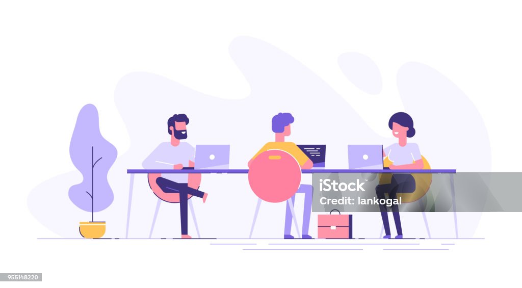 Espaço de Coworking com pessoas criativas, sentado à mesa. Equipe de negócios trabalhando juntos na grande recepção usando laptops. Ilustração em vetor design plano estilo. - Vetor de Escritório royalty-free