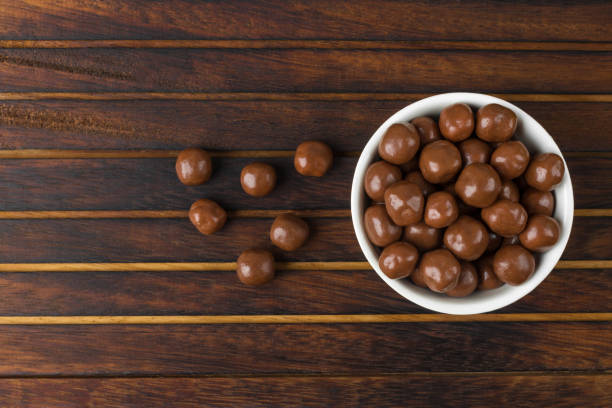 チョコレートのボール、木製の背景 - chocolate chocolate candy dark chocolate directly above ストックフォトと画像