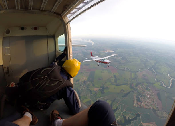 別の飛行機の飛行機の中に落下傘兵のイメージ - airplane stunt yellow flying ストックフォトと画像
