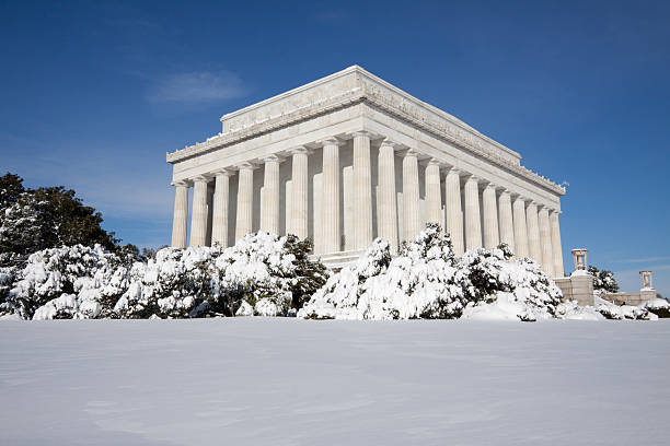 istock Lincoln Memorial, winter 95515398