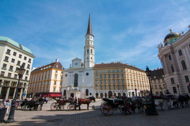 セントマイケル広場(ミカエルプラッツ)、ウィーン、オーストリアの馬車 - st michaels church ストックフォトと画像